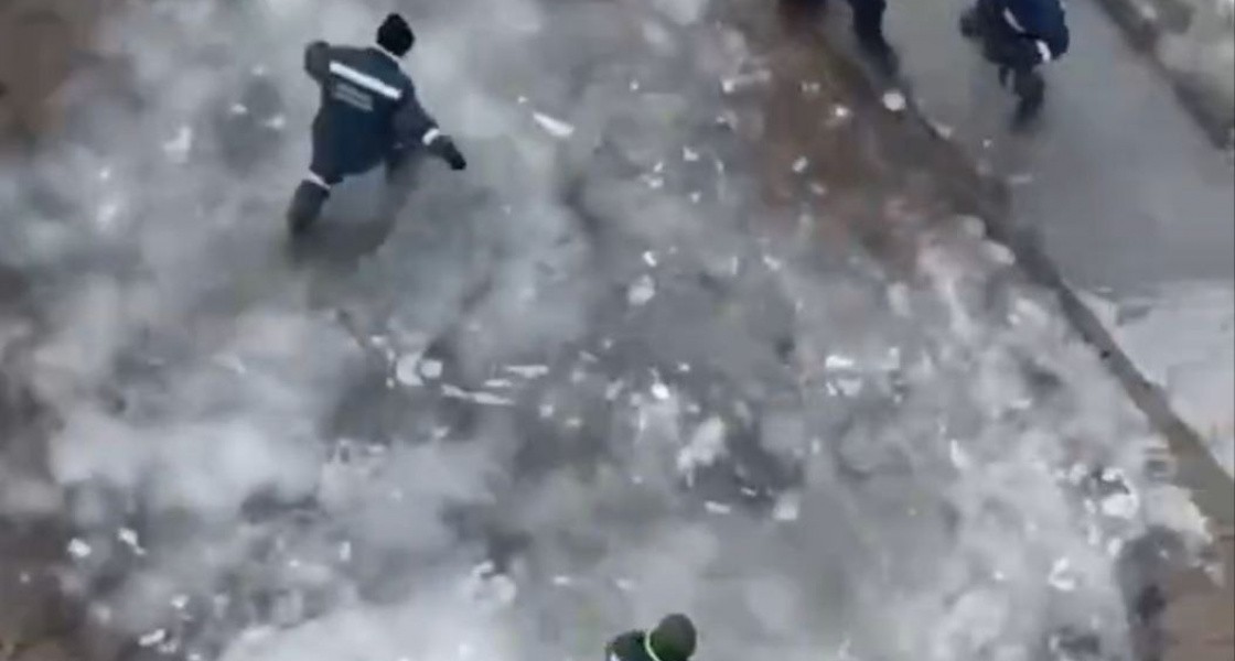 В Нижневартовске коммунальщики играли в футбол во время ЧП на теплосетях