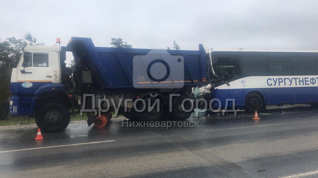 На трассе в Югре столкнулись КамАЗ и вахтовый автобус