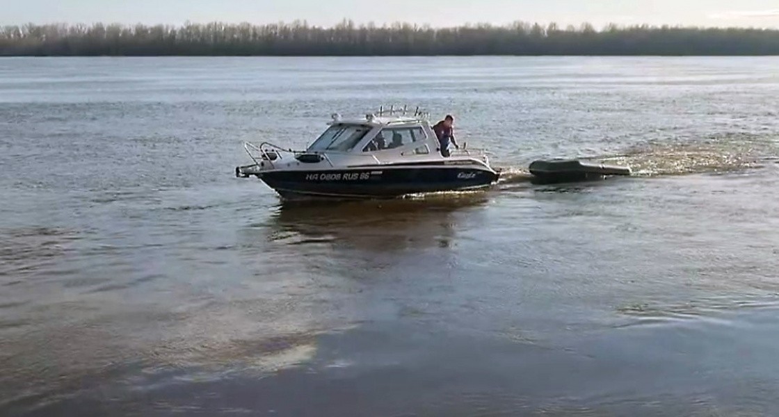 В Нижневартовске пьяная женщина дрейфовала на перевернутой лодке в Оби