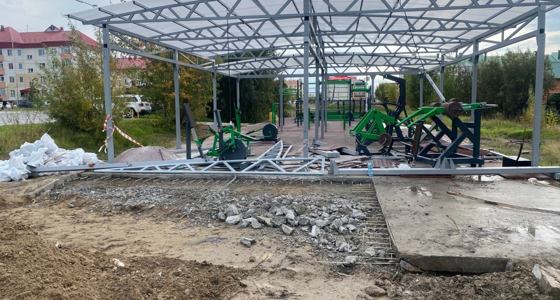 В Нижневартовске разрушенная после коммунальной аварии спортплощадка угрожает жизни людей