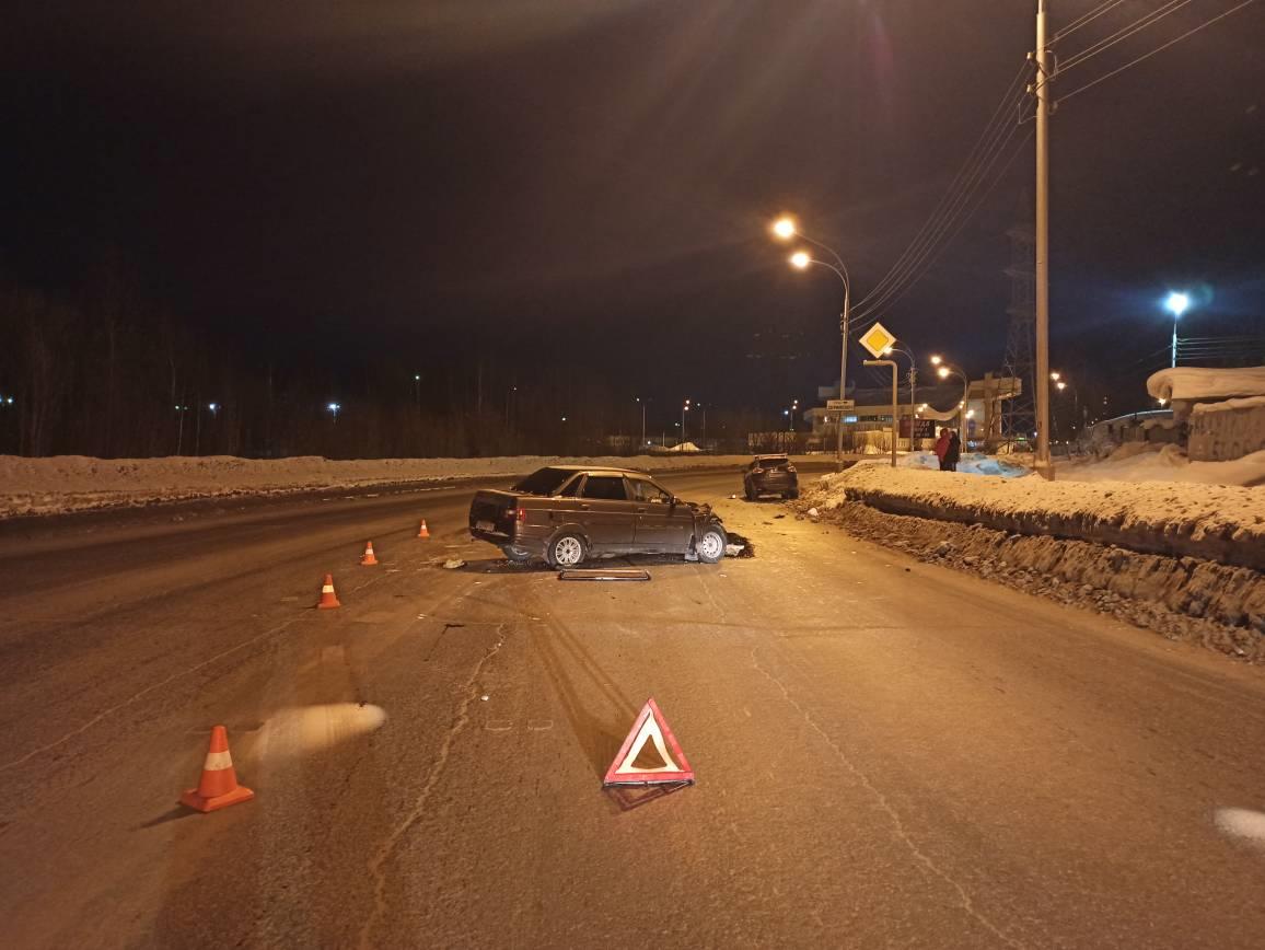 В Нижневартовске на Северной столкнулись два автомобиля