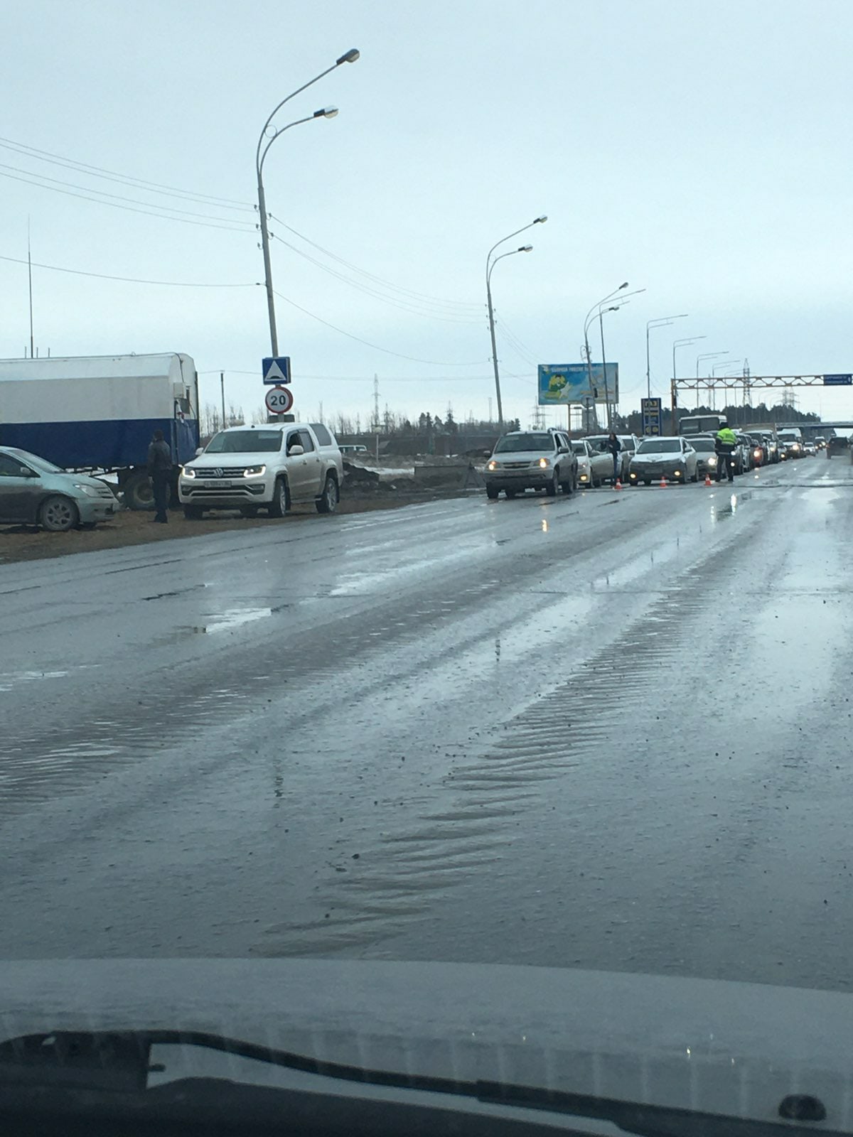 КПП на въезде в Нижневартовск спровоцировали пробки. Комментарии водителей