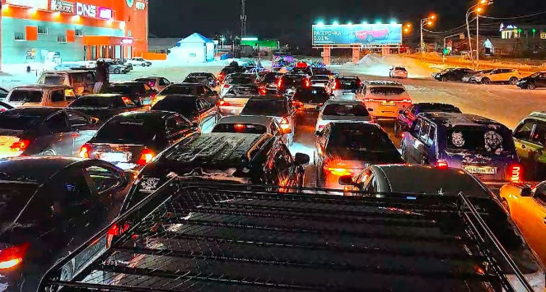 В Нижневартовске больше ста автомобилей выстроились в новогоднюю автоелку (ФОТО)