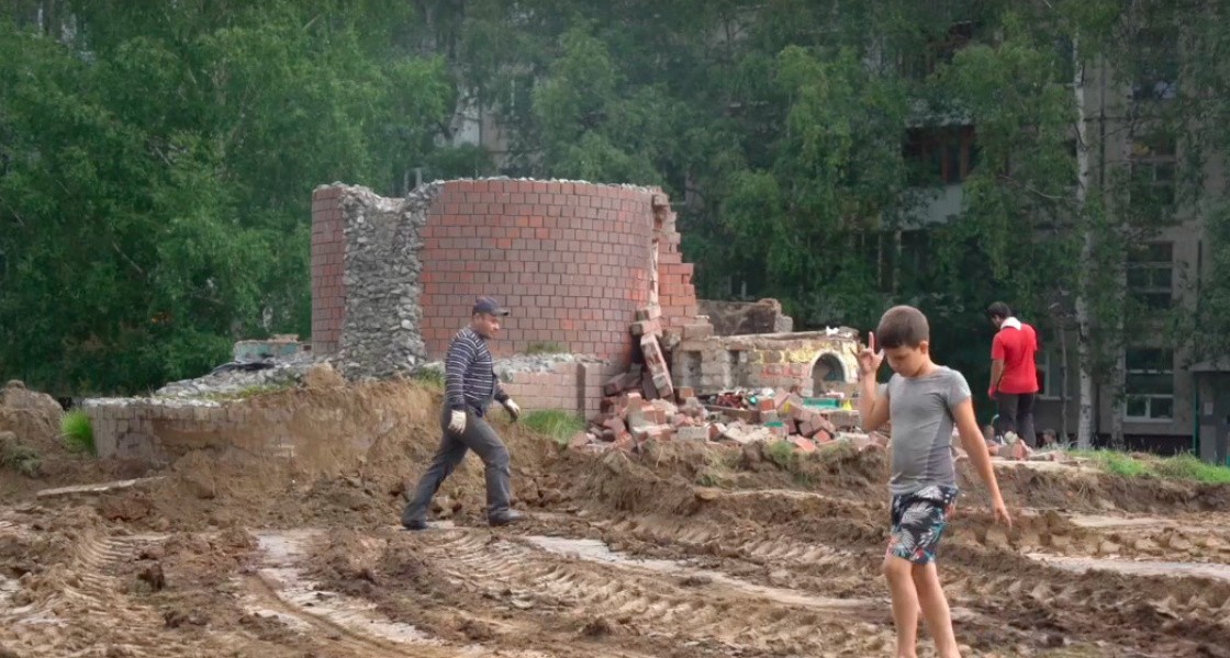 В Нижневартовске снесли легендарный замок на детской площадке. ВИДЕО