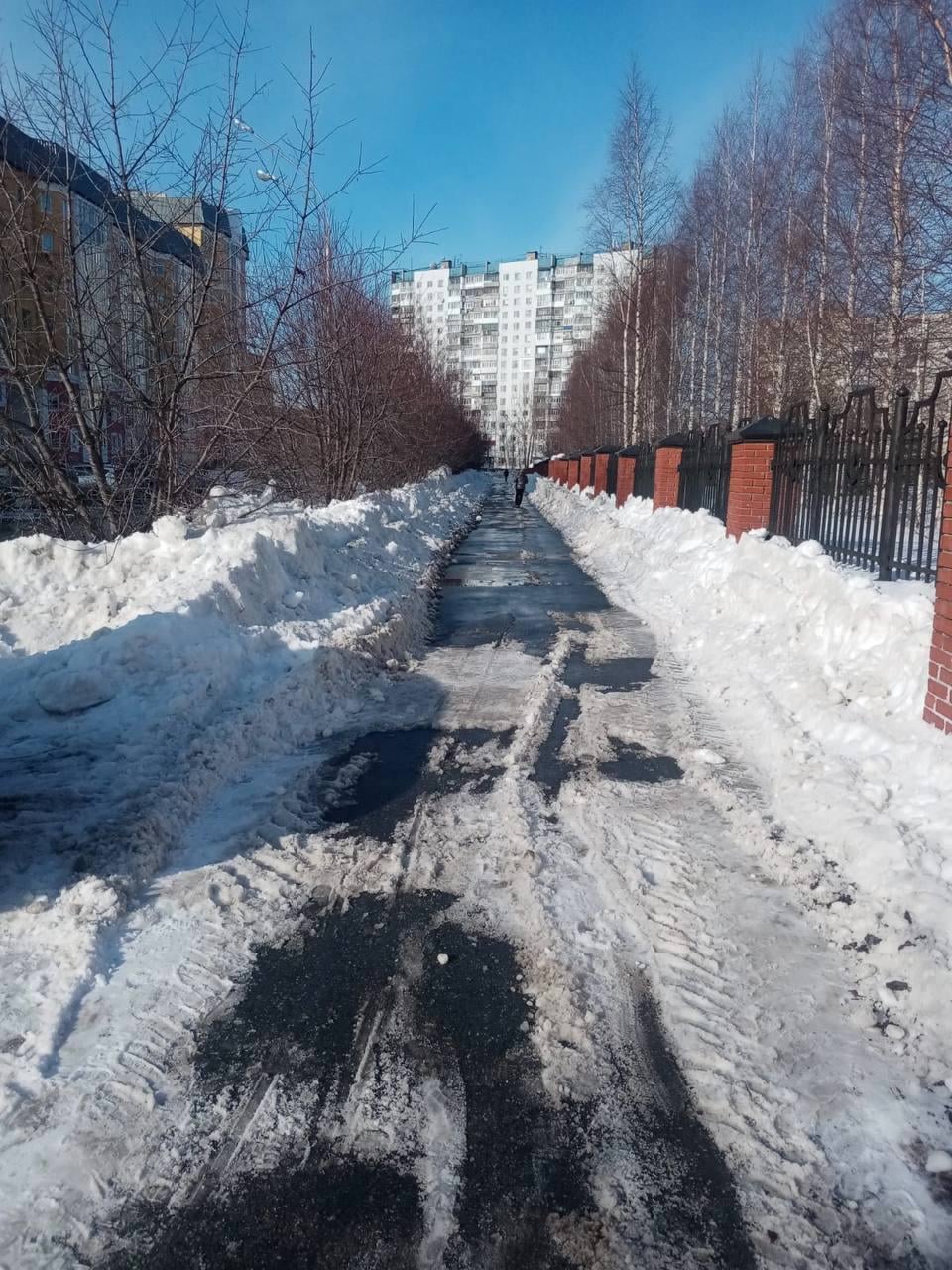 В Нижневартовске дорожные службы работают в две смены, чтобы избежать весеннего половодья