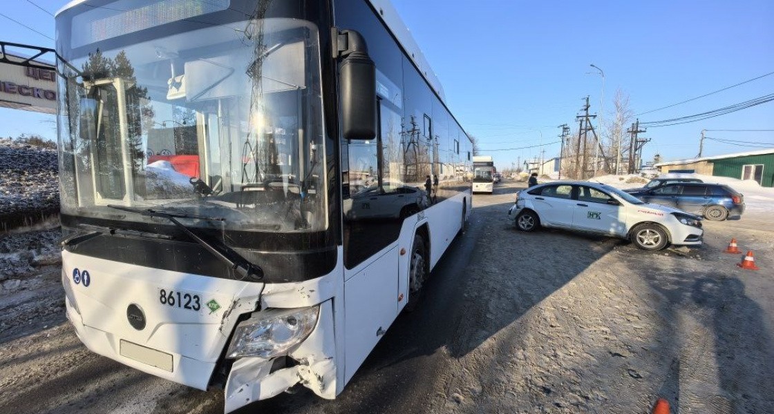 Стали известны подробности ДТП с городским автобусом и учебным автомобилем в Нижневартовске