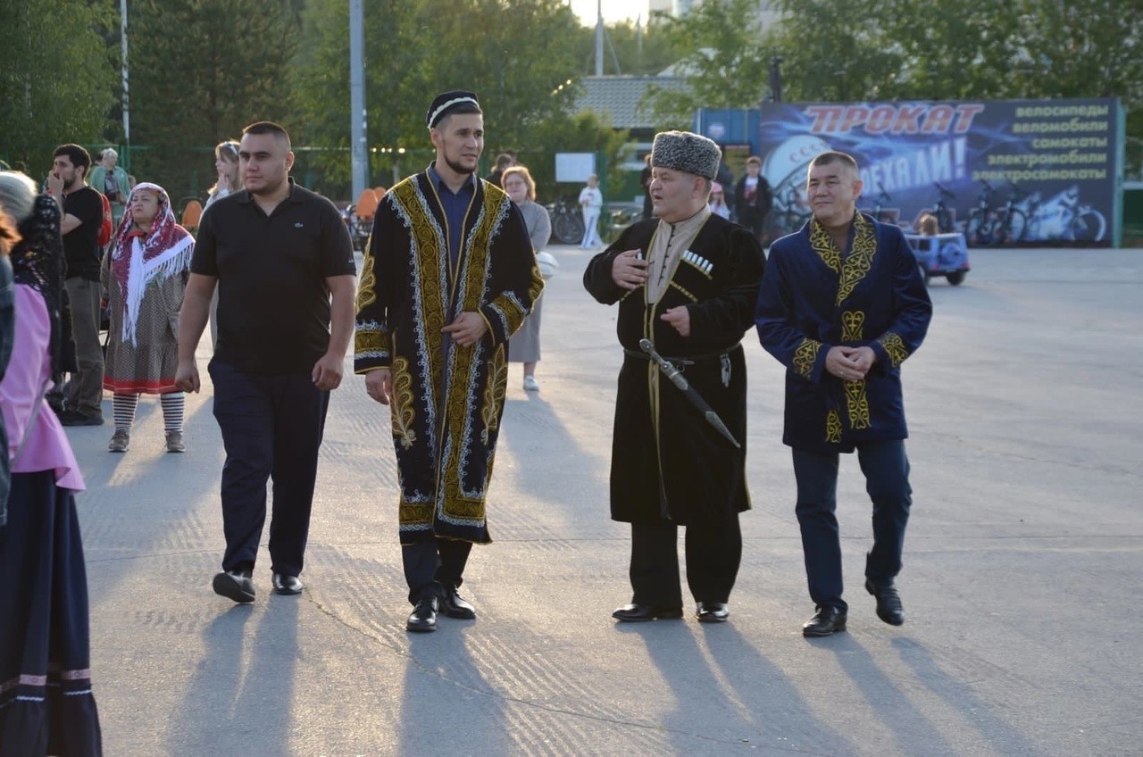 Русская община организовала массовый хоровод в Нижневартовске. ФОТО