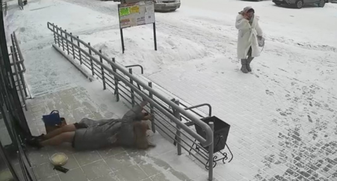В Нижневартовске УК обвинила упавшую на крыльце женщину в неумении открывать дверь. ВИДЕО