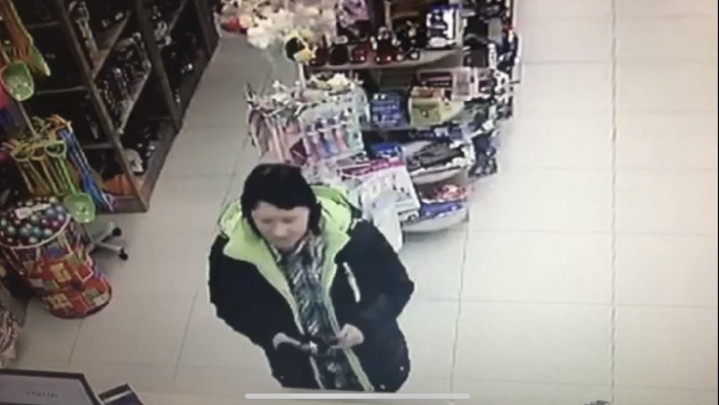 В Нижневартовске разыскивают подозреваемую в краже