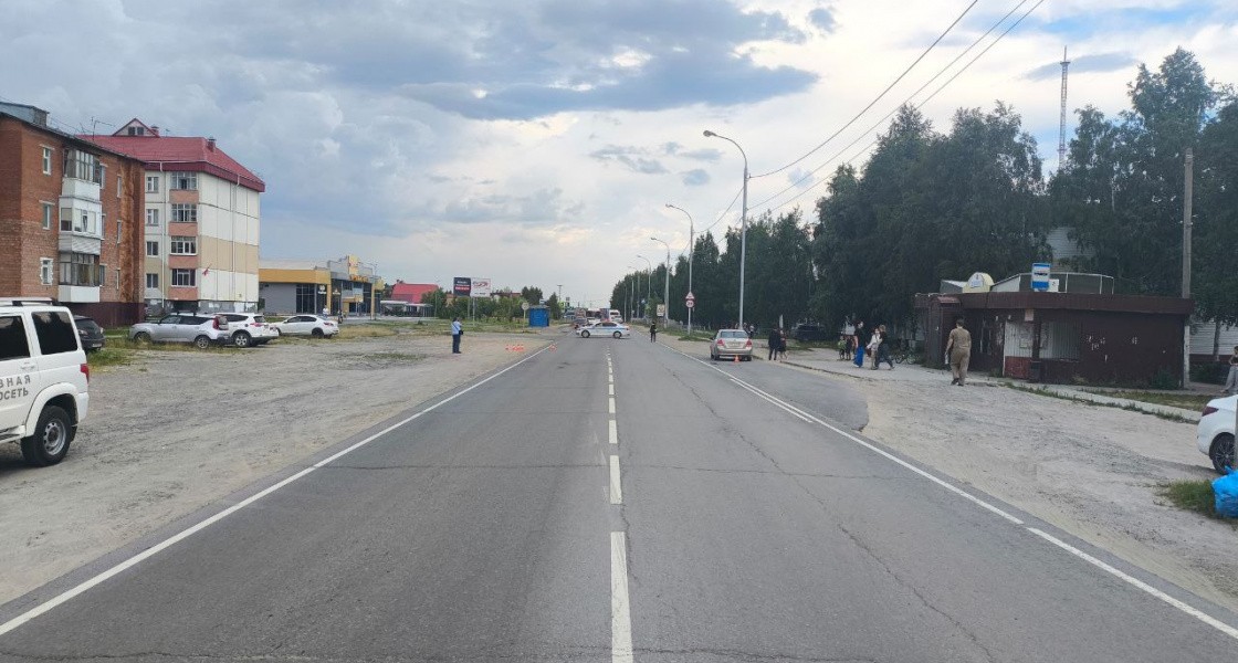 В Нижневартовске подросток перебегал дорогу в неположенном месте и попал под колеса