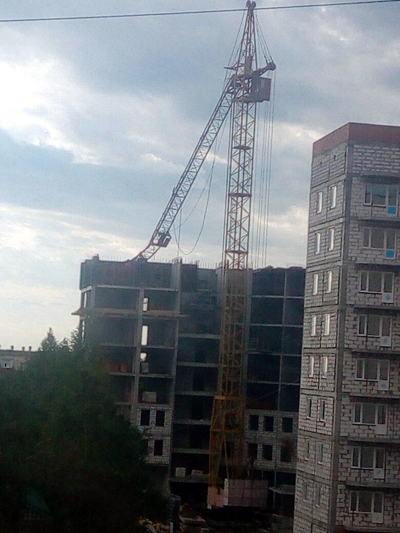 В Югре на стройке рухнул башенный кран