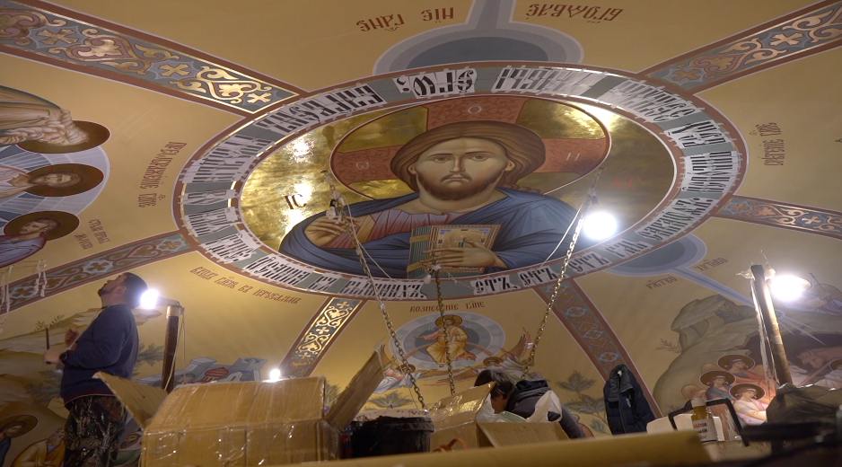 В Нижневартовске иконописцы расписывают Храм Святой Матроны