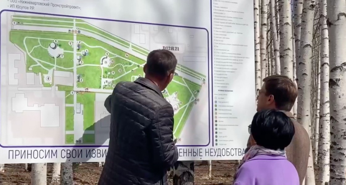 В главном городском парке Нижневартовска приступают к установке игровых площадок и масштабному озеленению