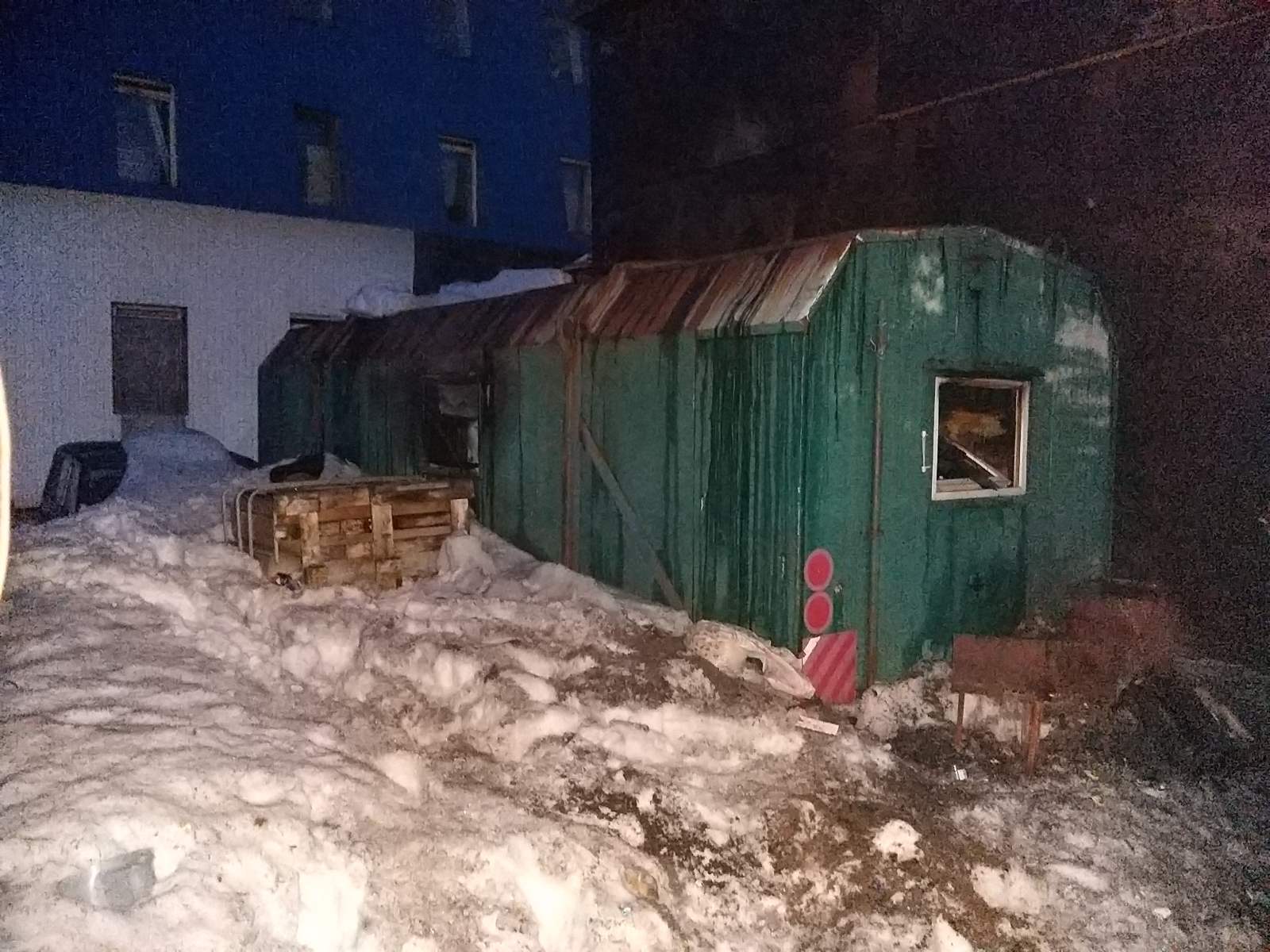 В Нижневартовске нашли труп мужчины в сгоревшем вагончике