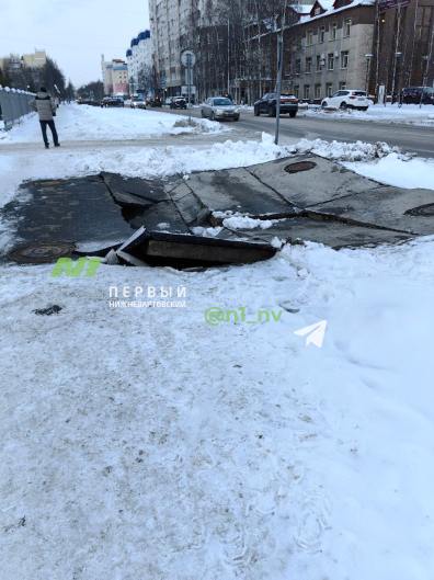 Снегоуборочная техника проломила теплокамеру под окнами администрации Нижневартовска