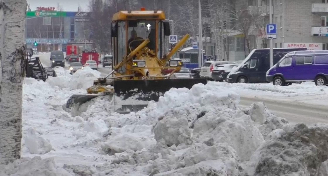 После серьезного разговора с городскими властями коммунальщики стали вывозить в два раза больше снега из Нижневартовска