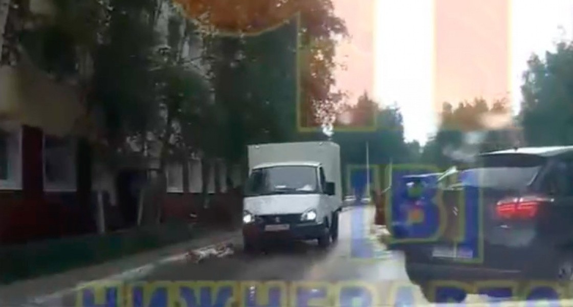 В Нижневартовске грузовая «Газель» сбила ребенка во дворе. ВИДЕО