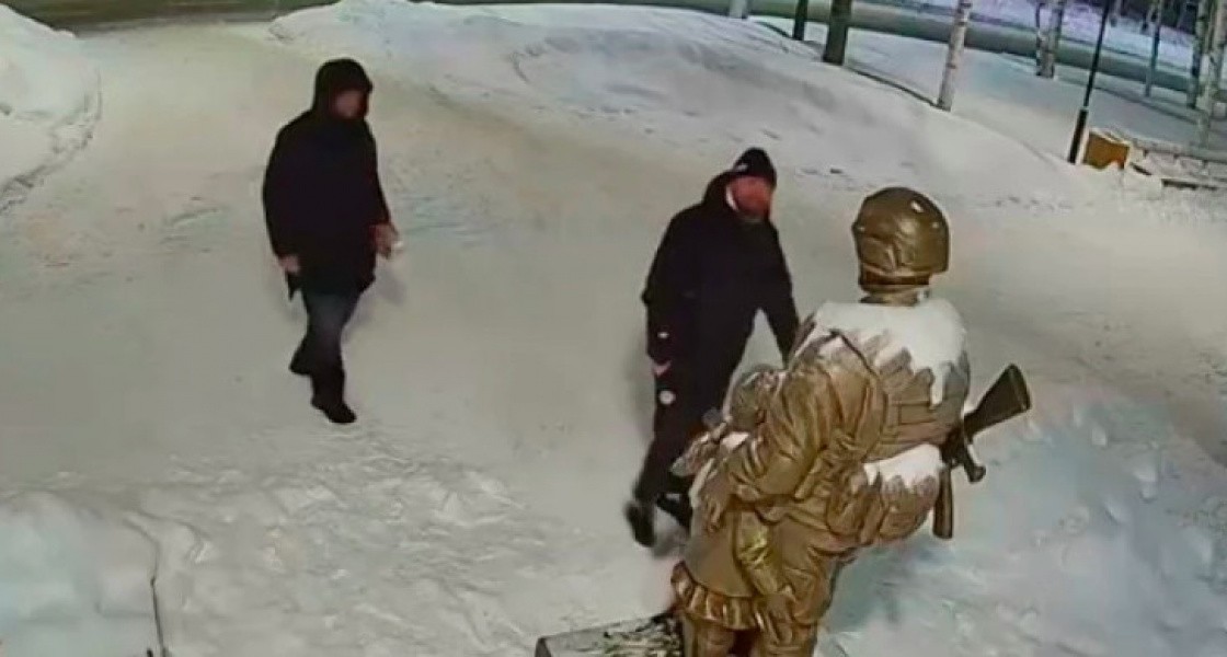 Три года тюрьмы грозит вандалу, который сломал скульптуру на Аллее Славы в Нижневартовске