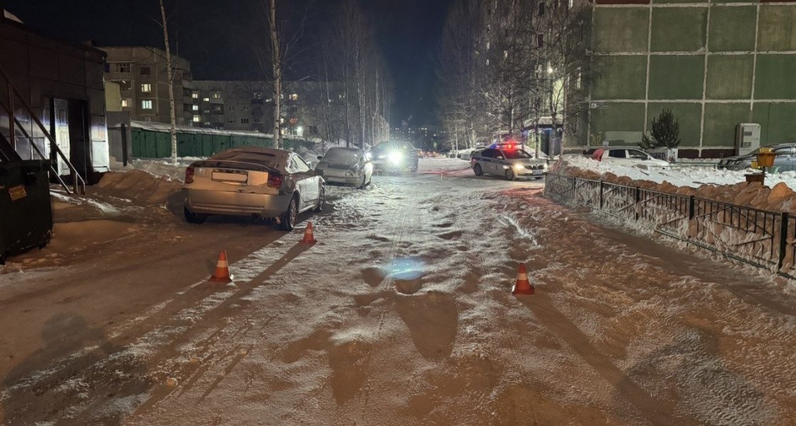 В Нижневартовске водитель сбил девушку во дворе и скрылся