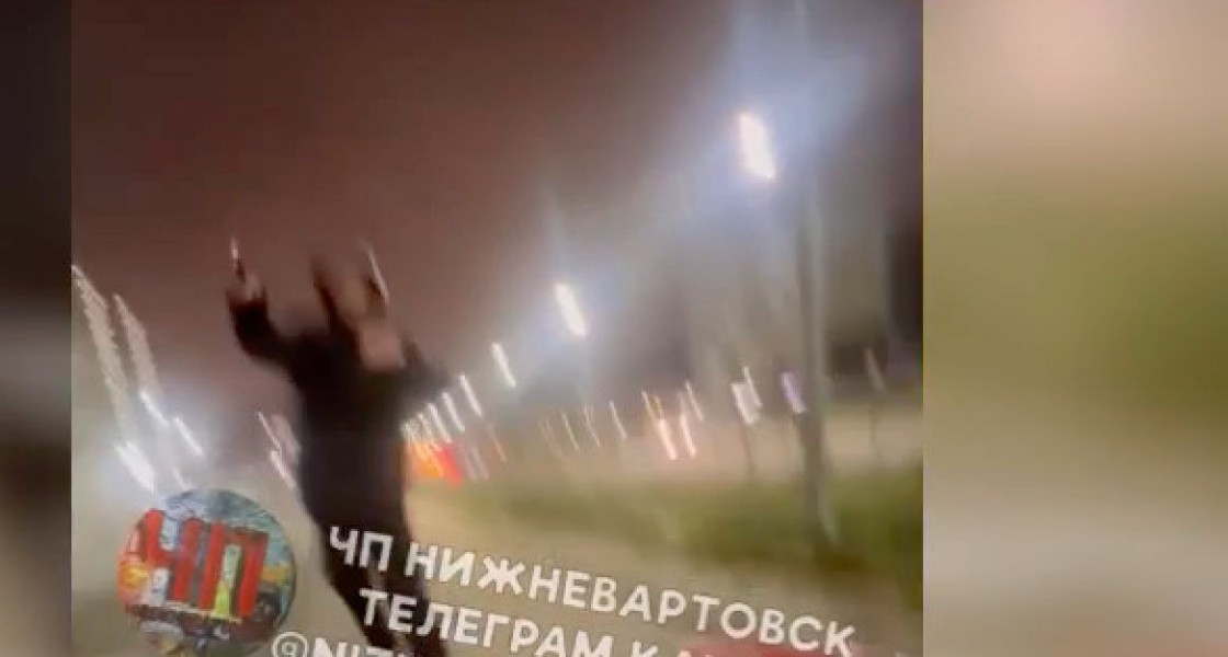 В Нижневартовске неадекват набросился на девушек с ножом на улице. ВИДЕО