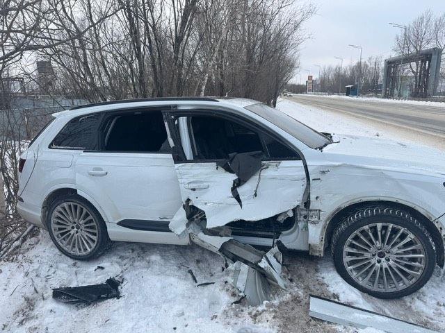 В Нижневартовске грузовик врезался в Audi Q7 в районе Западного рынка