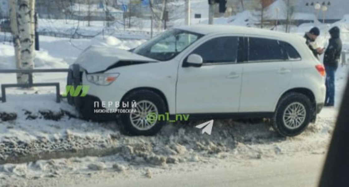 В Нижневартовске водитель городского автобуса не заметил, как устроил ДТП. ВИДЕО