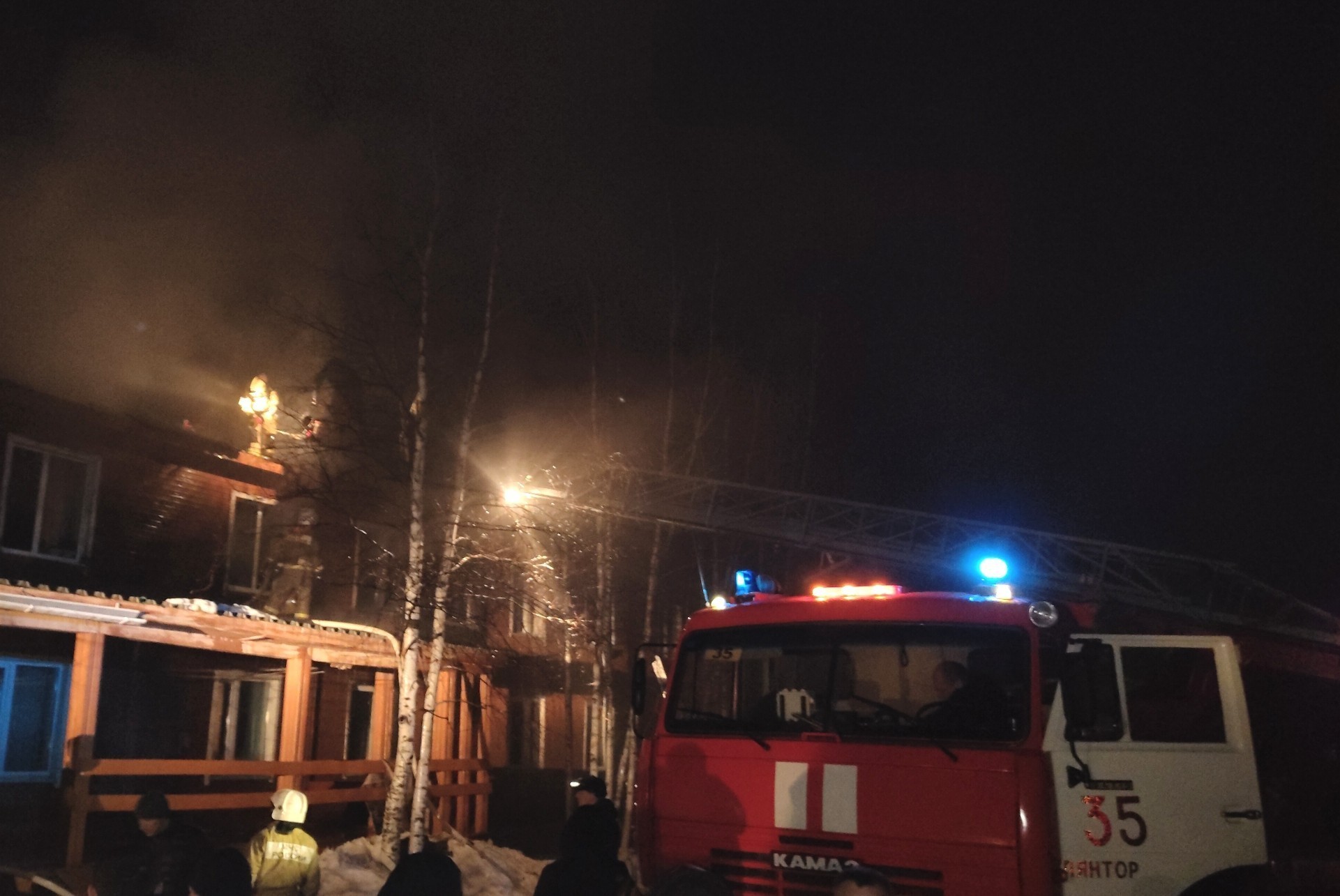 Пожарные спасли пятерых югорчан из горящего дома