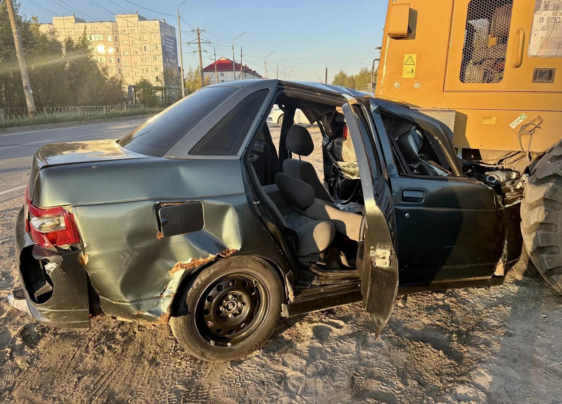 В Нижневартовске подросток на ВАЗе врезался в припаркованный трактор