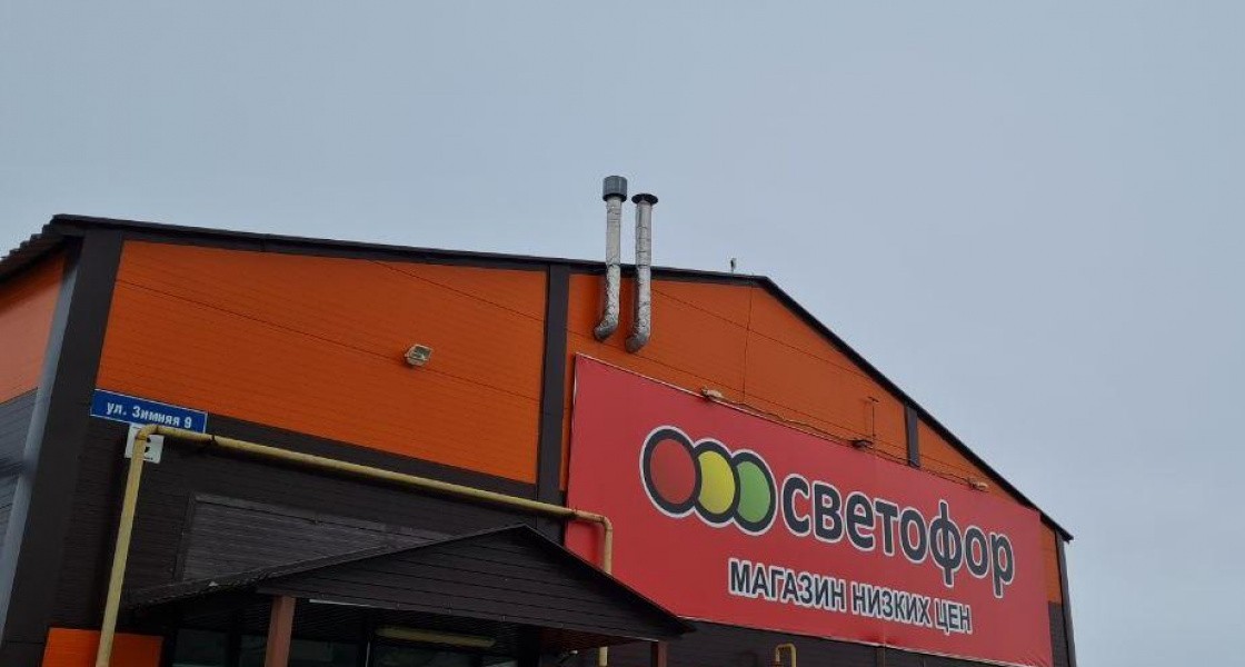В Нижневартовске закрыли магазин скандально известной сети «Светофор» из-за просрочки