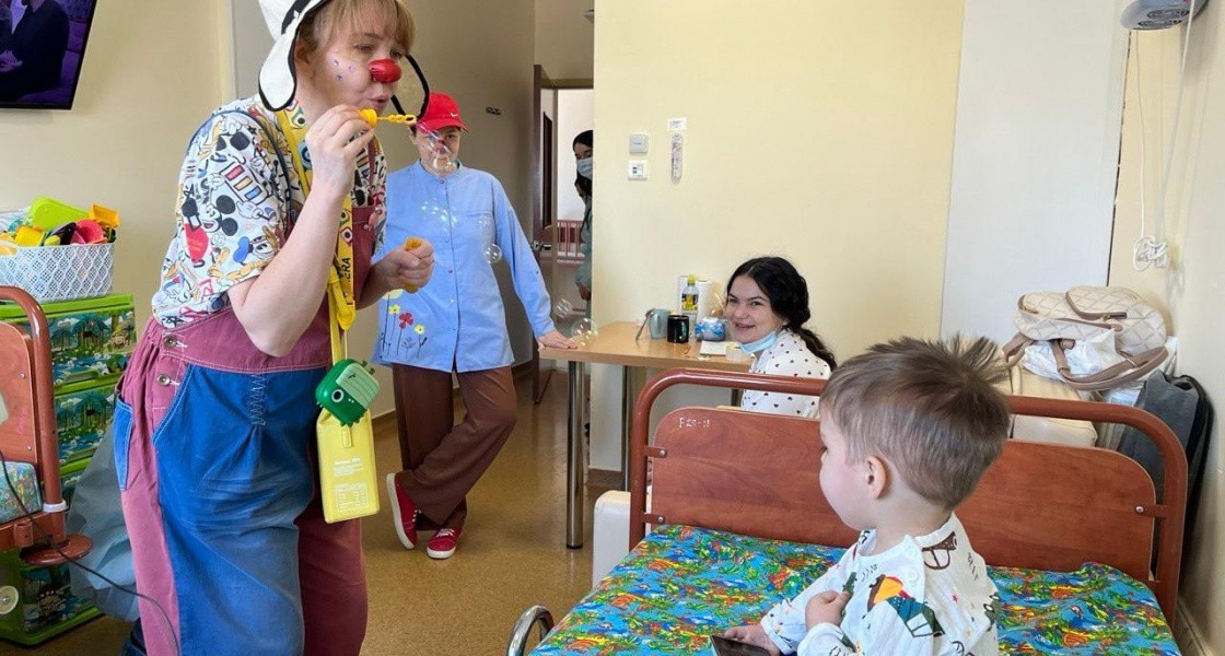 Детскую онкологию Нижневартовска посетили медицинские клоуны