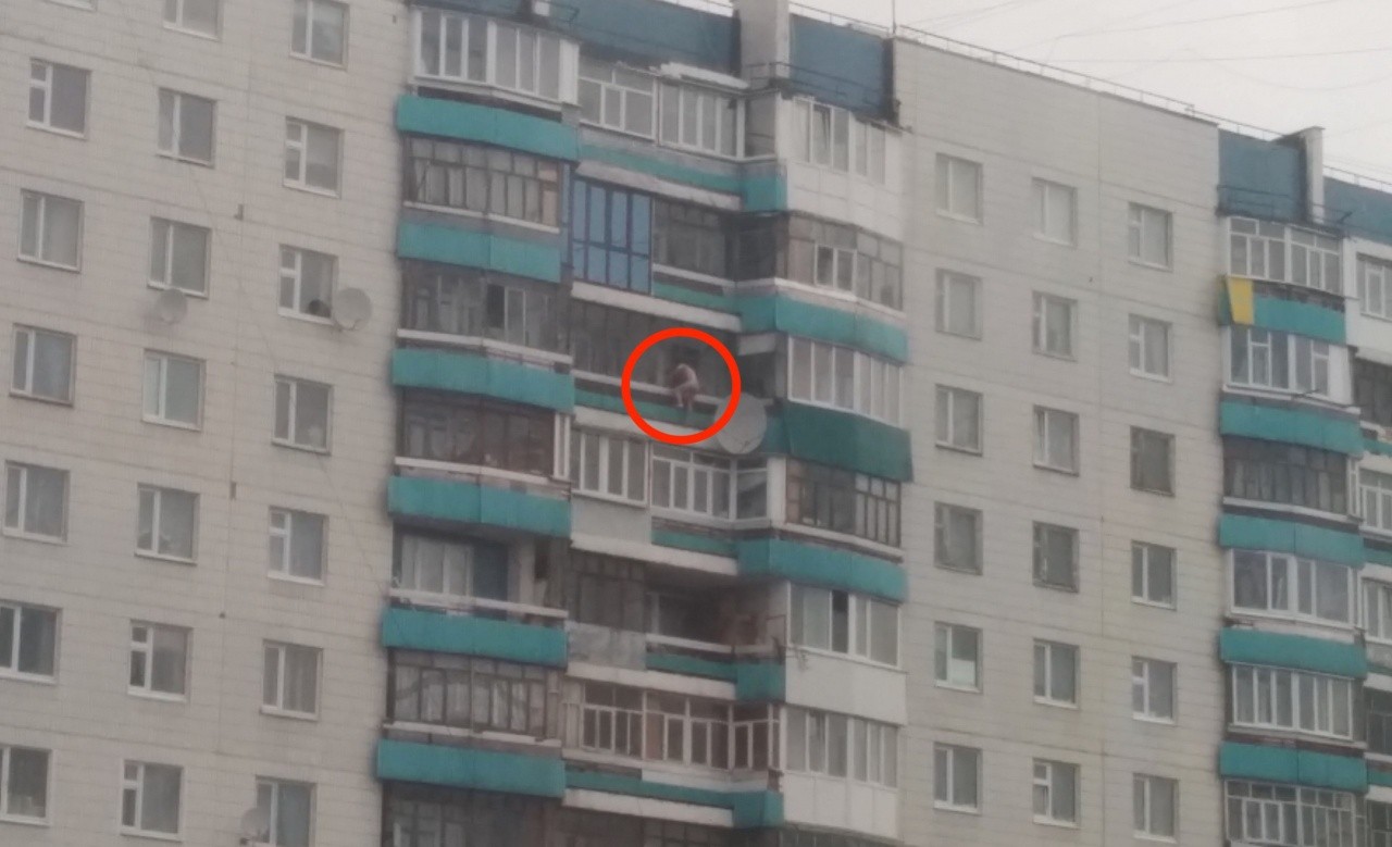 Обнаженный вартовчанин 25 минут простоял на карнизе балкона 14 этажа