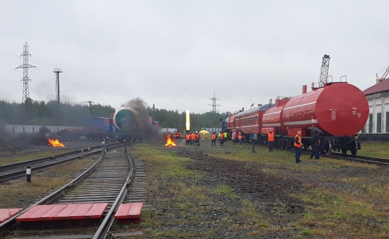 Нижневартовские огнеборцы потушили условный пожар на ж/д вокзале