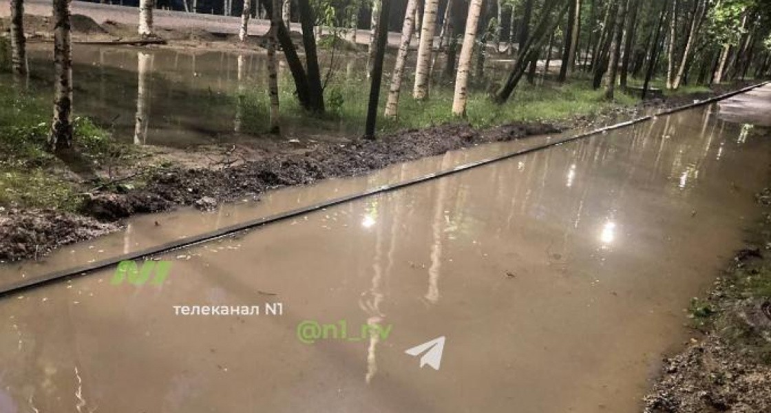В Нижневартовске дождь превратил пешеходную улицу у главного парка в аквапарк