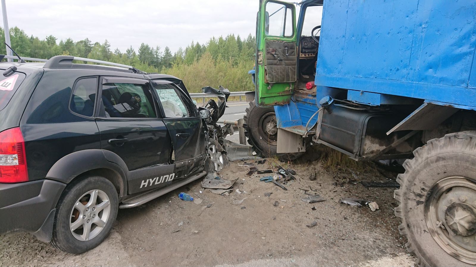 Большегруз смял легковушку на трассе Сургут-Нижневартовск