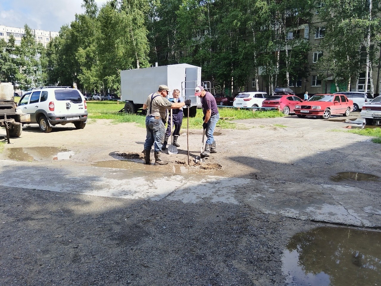 В Нижневартовске соседи аварийного дома на Мира, 6а выступают против ремонта на теплосетях