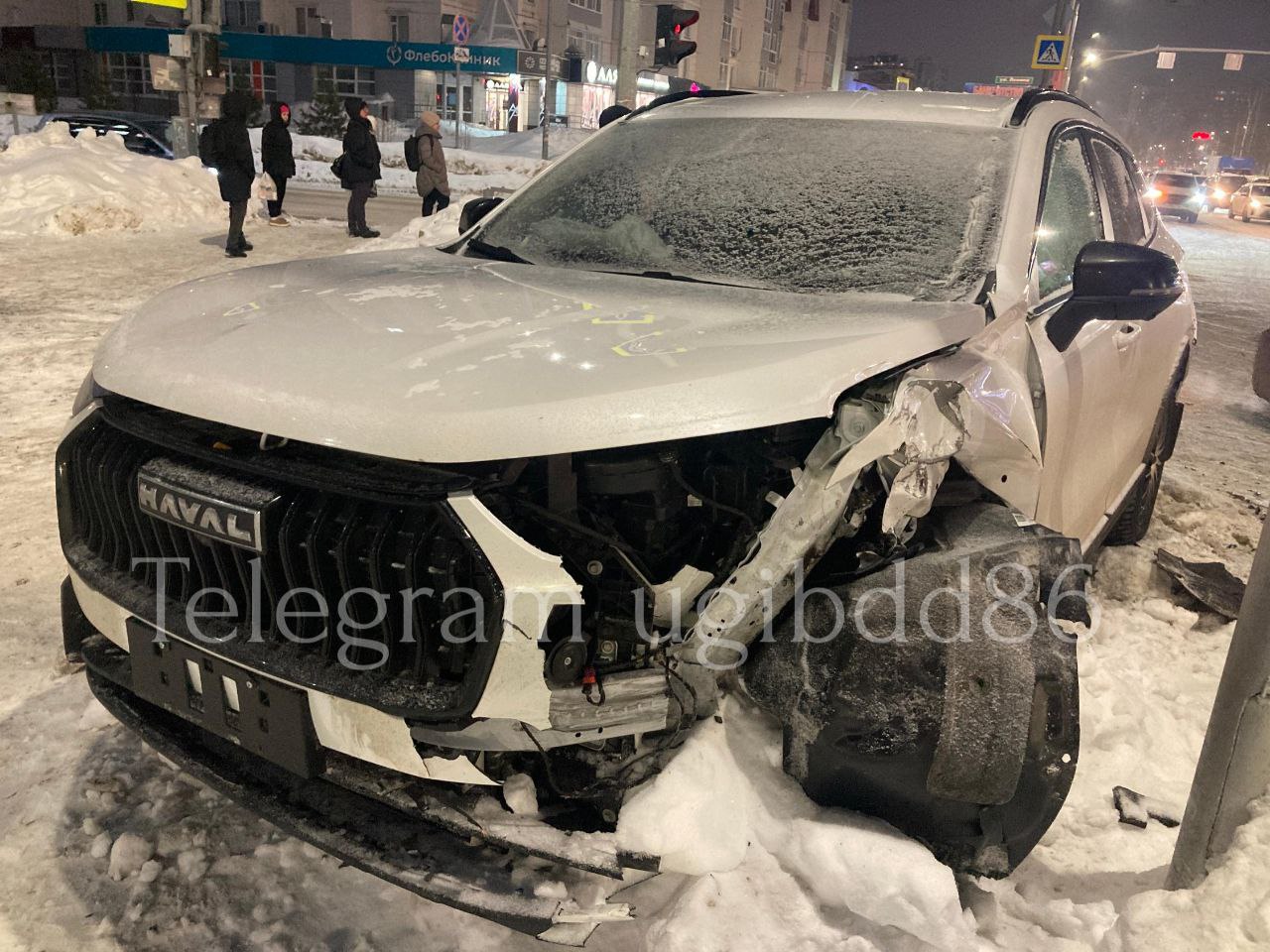В Нижневартовске в ДТП на перекрестке с запрещенным поворотом налево пострадали четыре человека
