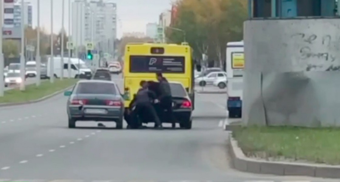 В Нижневартовске толпой избили мужчину после маневра на дороге. ВИДЕО