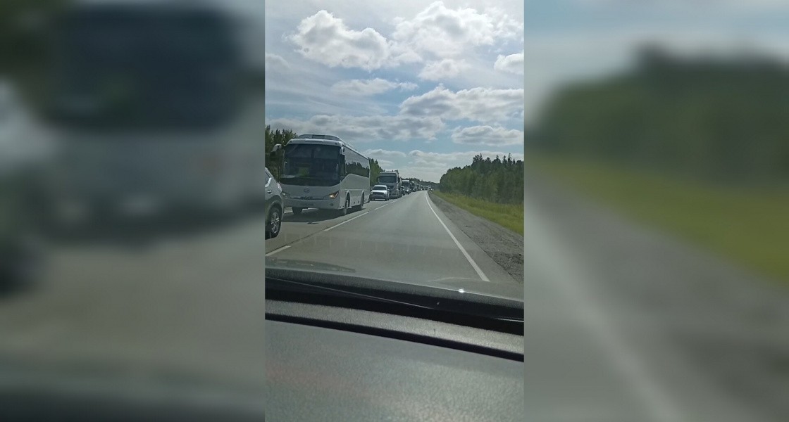 Водители вынуждены стоять в многочасовой пробке на въезде в ХМАО