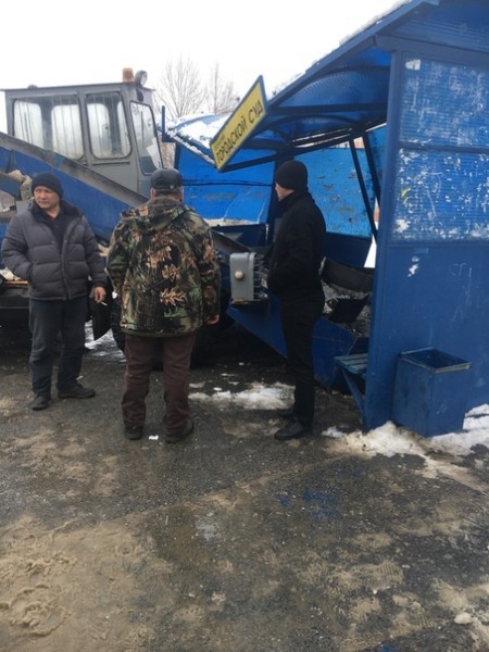 Снегоуборочная машина протаранила остановку в Нефтеюганске