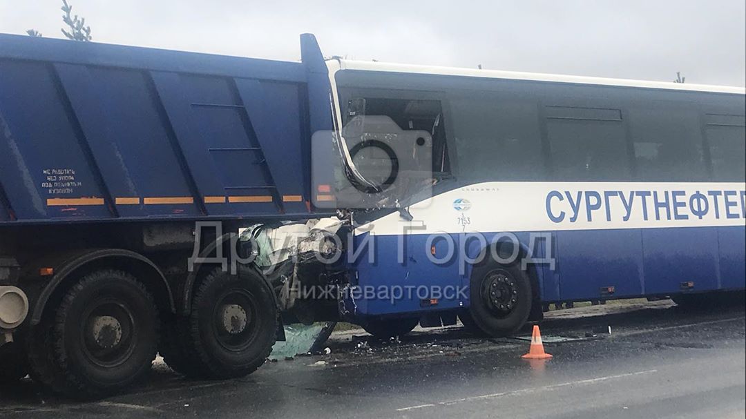 На трассе в Югре столкнулись КамАЗ и вахтовый автобус