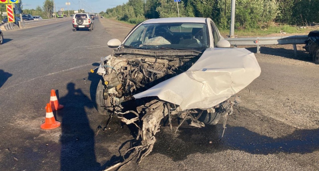 В Нижневартовске на повороте к кладбищу разбились два автомобиля