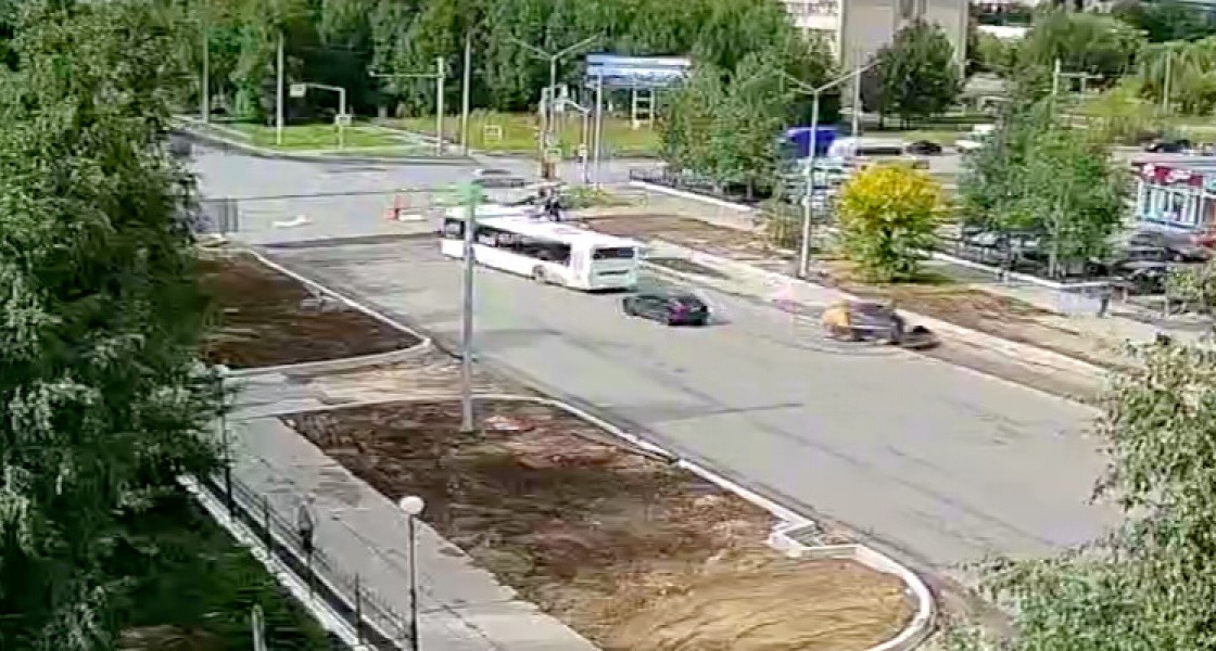 В Нижневартовске хитрые водители нашли способ объезжать перекрытый участок дороги