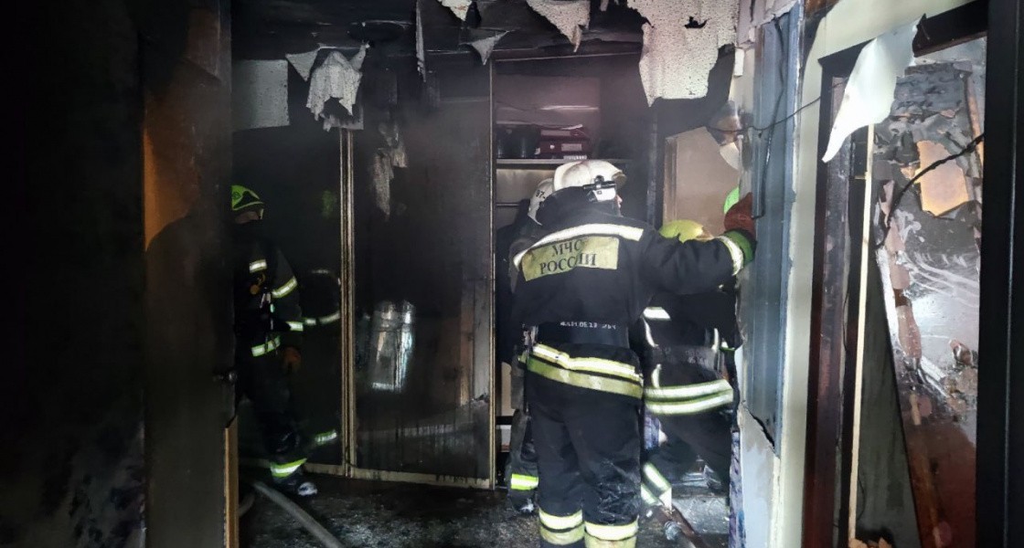В Нижневартовске во время пожара в деревяшке сгорел человек