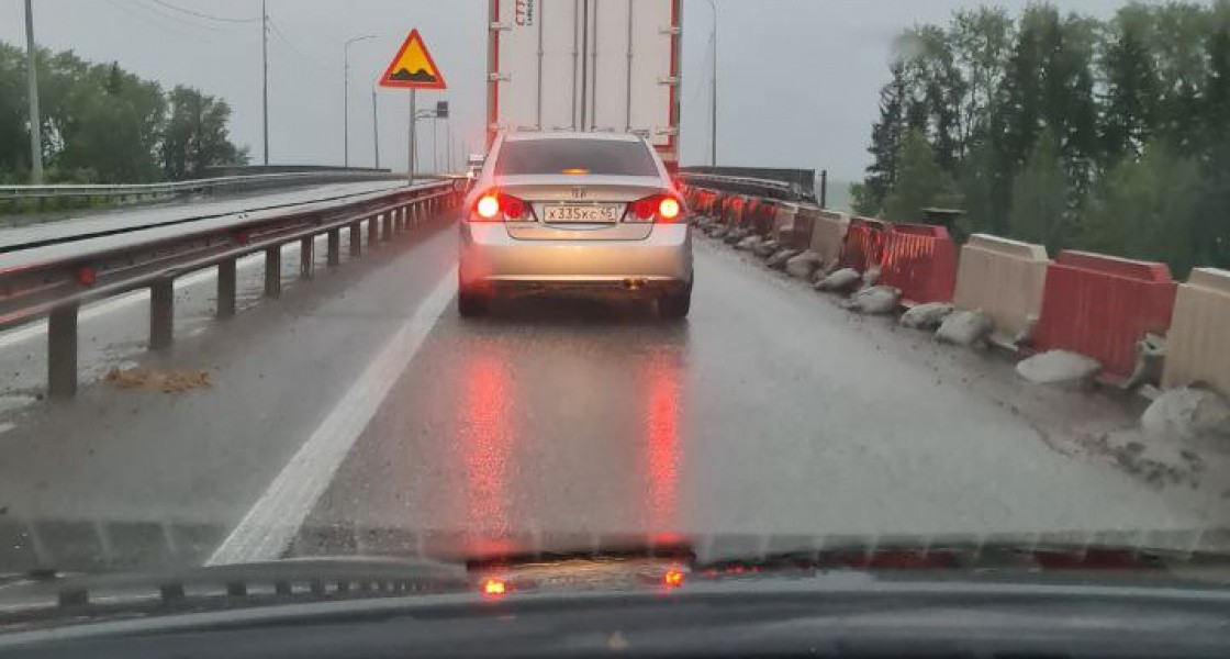 Из-за непогоды на дорогах ХМАО может быть опасно