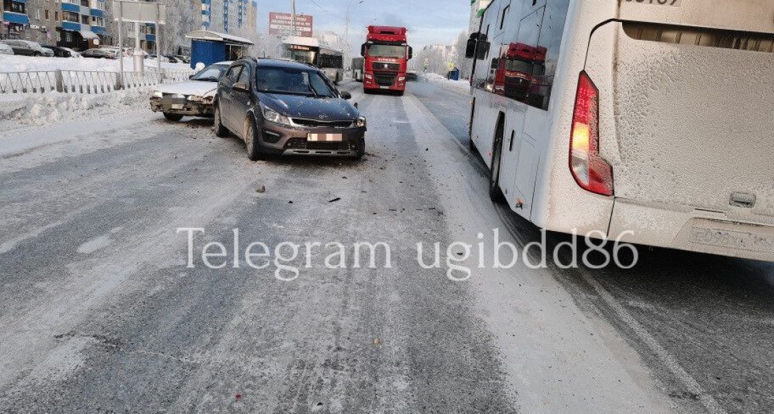 В Нижневартовске автобус врезался в стоящие на перекрестке машины