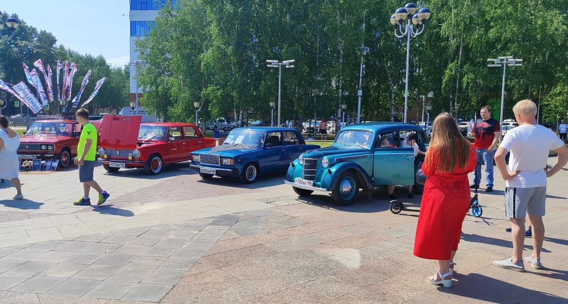 Жители Нижневартовска оценили новинки и классику на выставке «Автодом 2025» на главной площади