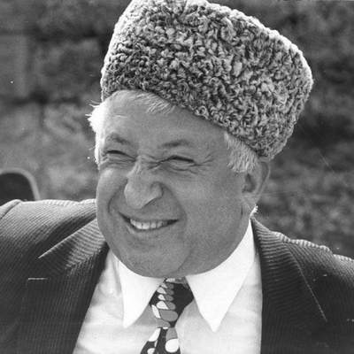 Книжная выставка "Горец, верный Дагестану"