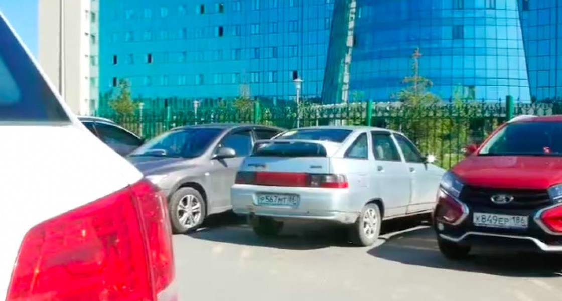 В Нижневартовске у новой окружной больницы расширят парковку