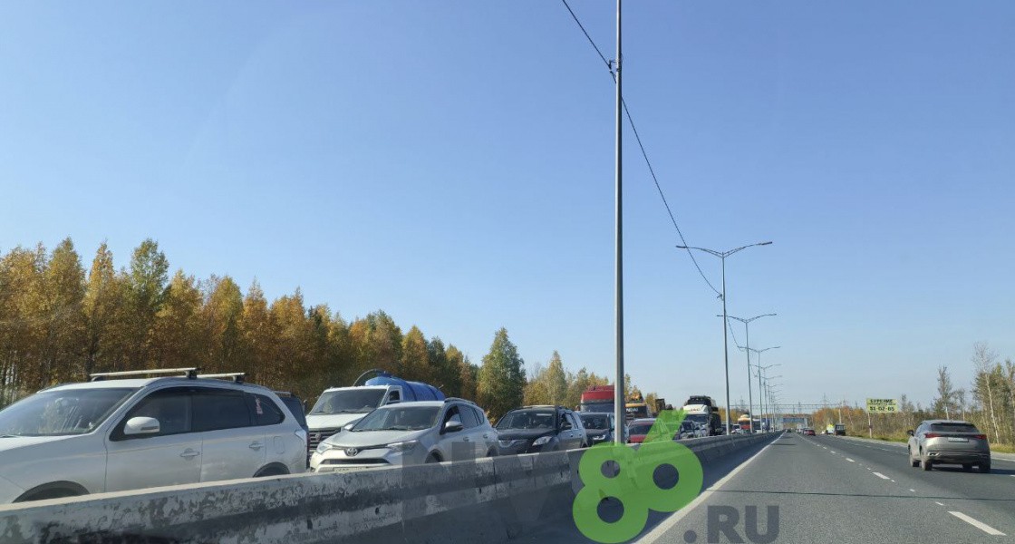 Гигантская неподвижная пробка образовалась из-за ДТП на трассе под Нижневартовском