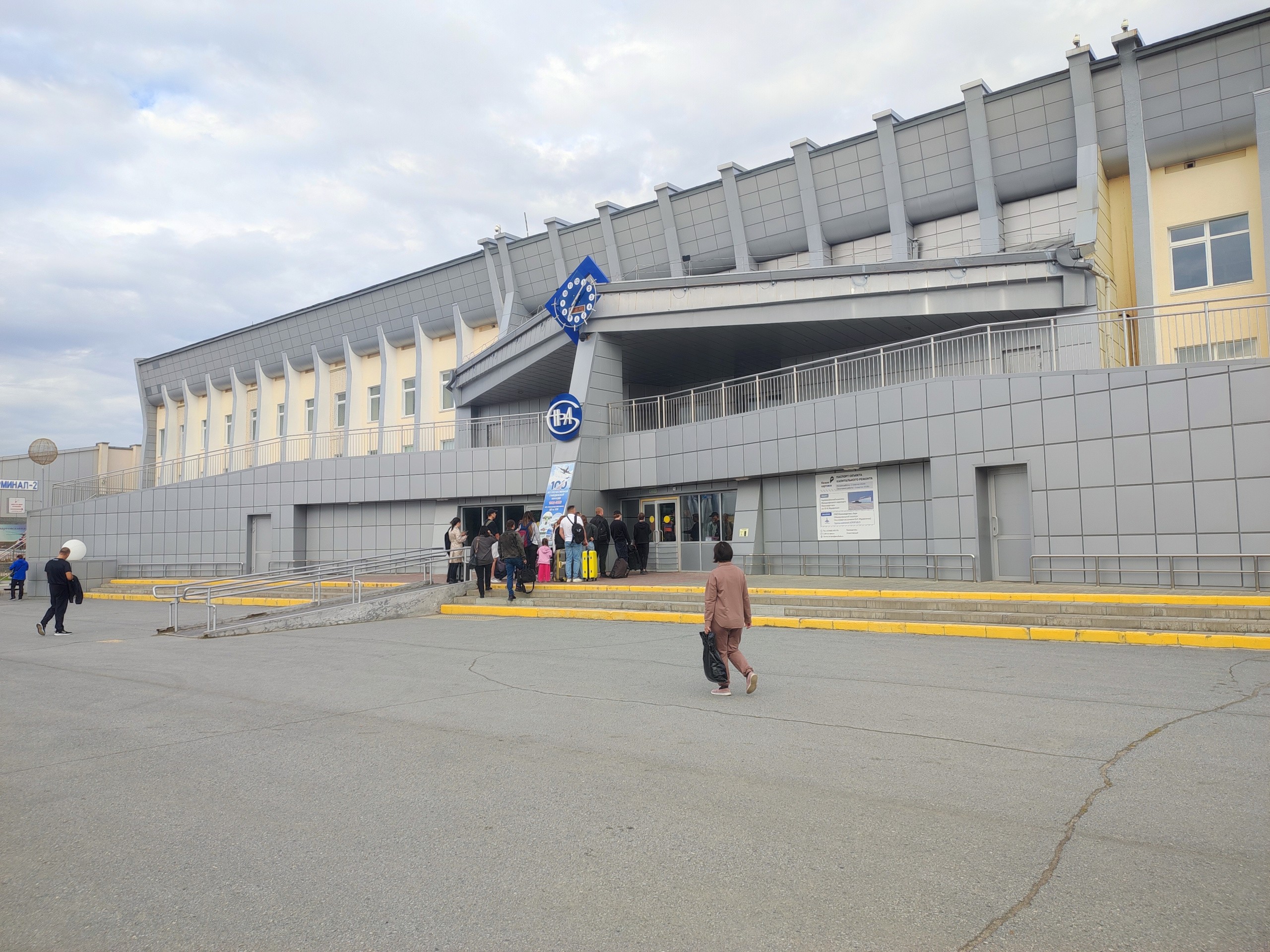 В аэропорту Нижневартовска образовались огромные очереди на входе